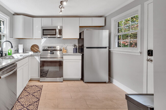 Photo - The Deese | $200/Week (First 4 Weeks Limited Promo!) Move-In Ready Room Rental - PRIVATE BATH – N... Unidad ROOM 4