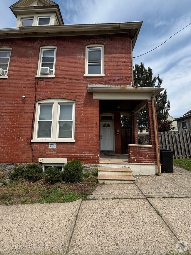 Building Photo - 4 Bedroom 2 bath ready Immediately Rental