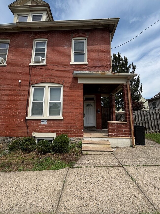 4 Bedroom 2 bath ready Immediately - 4 Bedroom 2 bath ready Immediately House