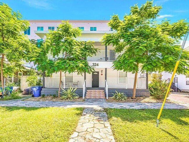 Building Photo - Modern Downtown Living — Steps from Everyt...