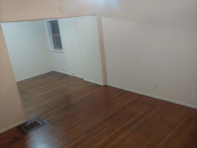 Photo - 1549 Kemble St Unit 1