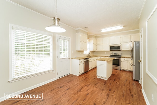 Photo - 269 Yorkshire Pl