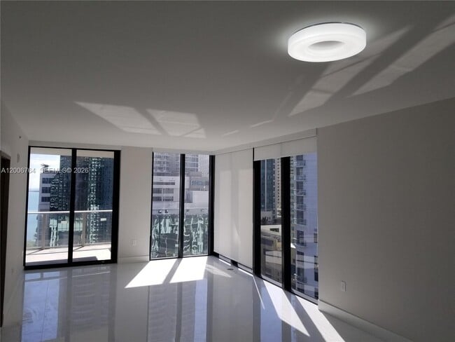 Photo - 1010 Brickell Ave Unidad 3205