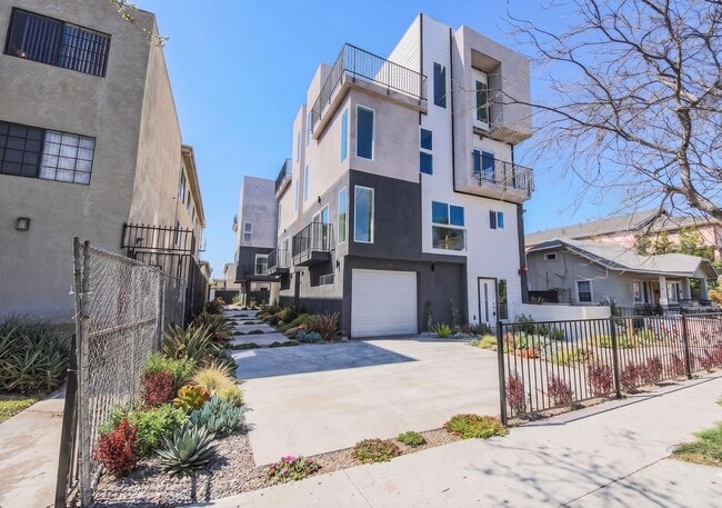 Building Photo - Luxury 2026 Townhomes with Massive Bedrooms + Decks with Views Unit #5263 1/2