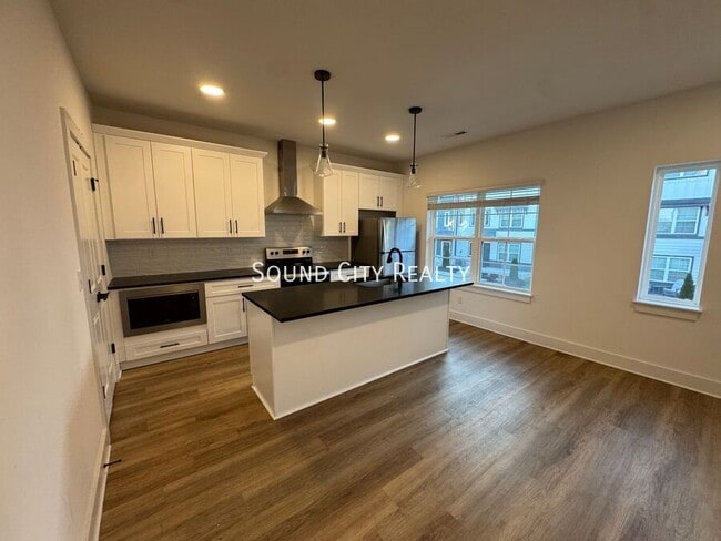 Photo - 700 N Dupont Ave