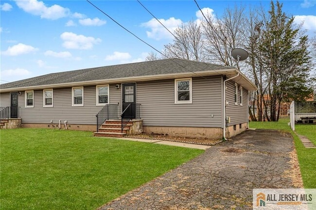 Building Photo - 1036 Apache St