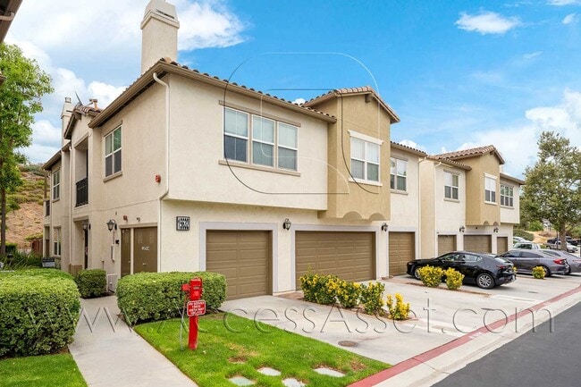 Building Photo - Charming 3 Bedroom/2.5 Bath Townhouse In L...