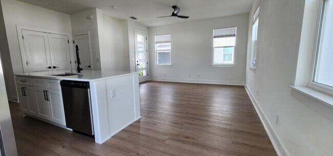 Photo - 2027 Peel Ave