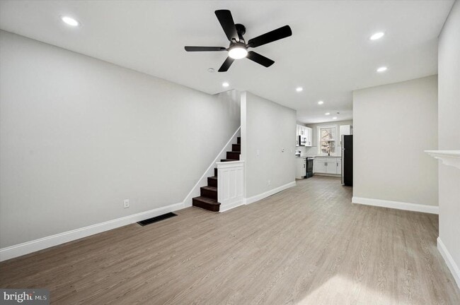 Photo - 2165 Conlyn St