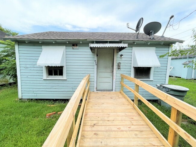 Building Photo - 975 Center St