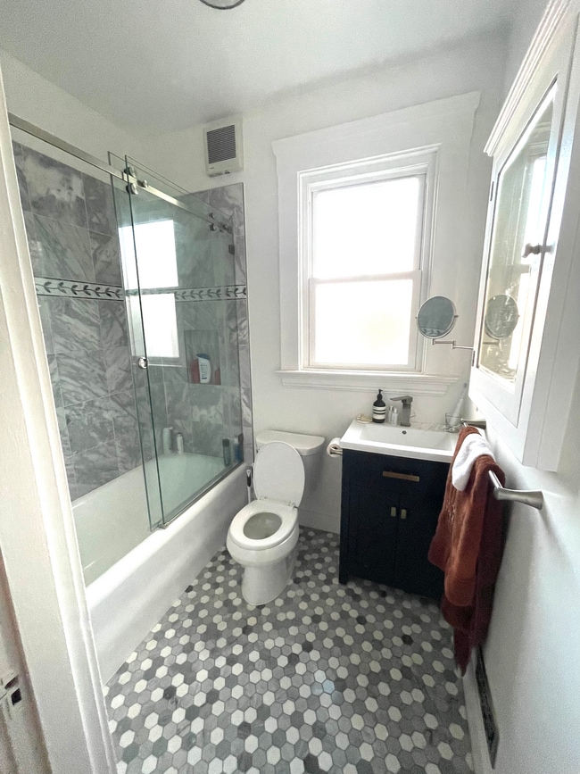 Baño moderno - 1305 Francisco St