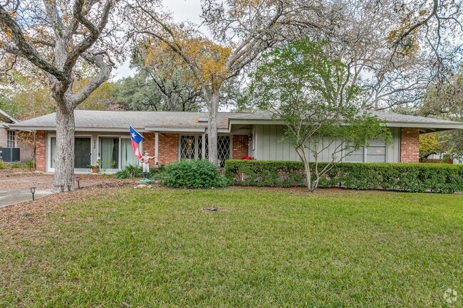 Building Photo - BEAUTIFUL SINGLE-STORY HOME IN MACARTHUR PARK