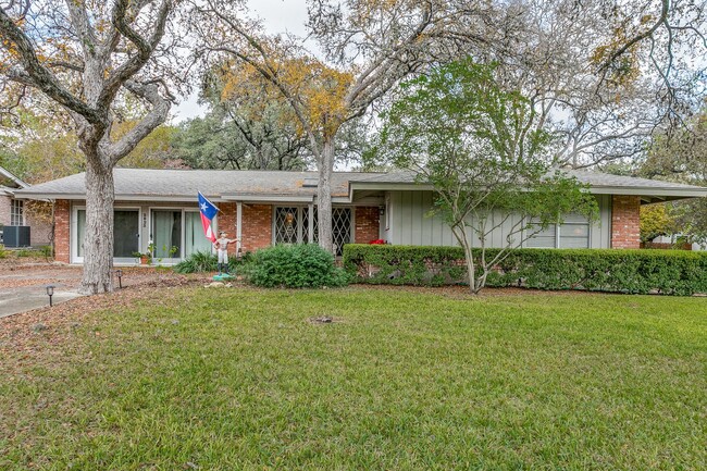 BEAUTIFUL SINGLE-STORY HOME IN MACARTHUR PARK - BEAUTIFUL SINGLE-STORY HOME IN MACARTHUR PARK