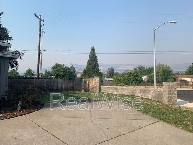 Photo - 210 Sweetbrier Dr