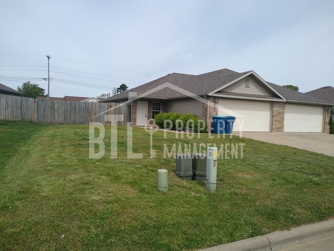 Building Photo - Beautiful Duplex in Forsyth, MO Rental
