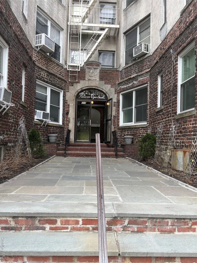 Building Photo - 305 Sixth Ave Unit 2 F