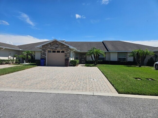Building Photo - Beautiful Townhome in St Cloud !