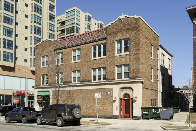 1800 N Farwell Apartments