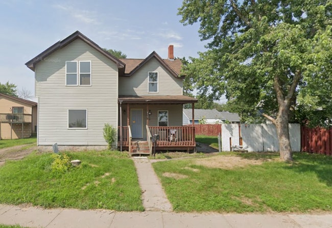 Building Photo - 810 E Madison St