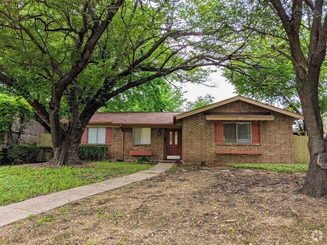 Building Photo - 2121 Travis Dr Rental