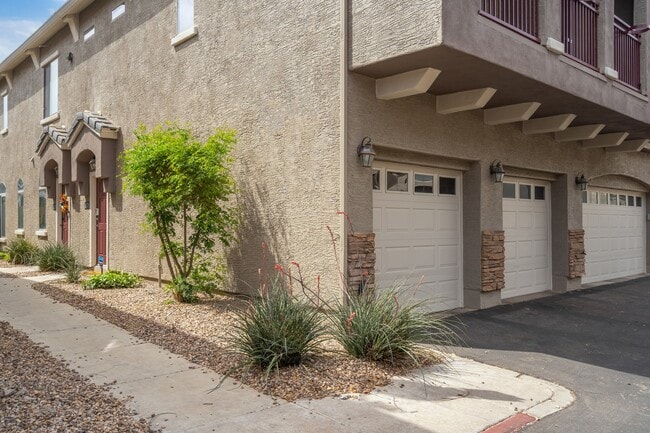 Photo - 2402 E 5th St