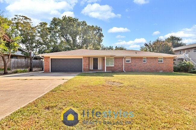 Building Photo - 211 Woodlawn Dr Rental