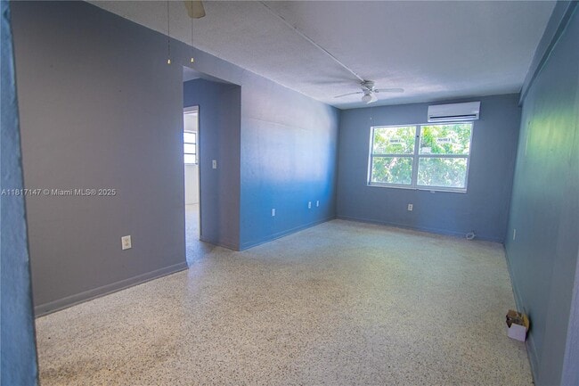 Building Photo - 2000 NW 29th St Unit 6