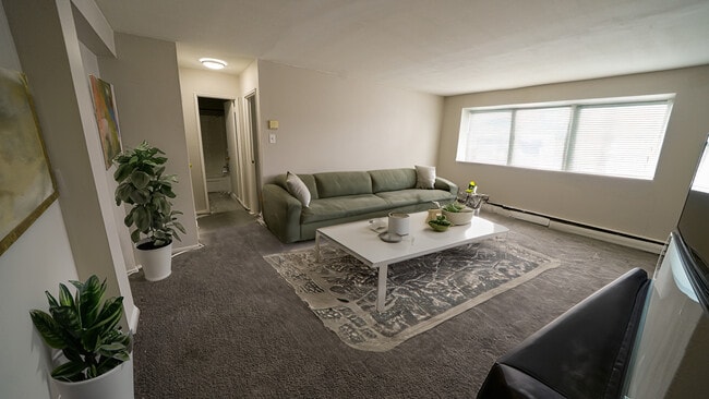 Sala de estar en un apartamento de 1 dormitorio - Brynfield Court Apartments