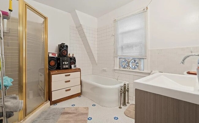 Building Photo - 555 Lorraine Ave Rental