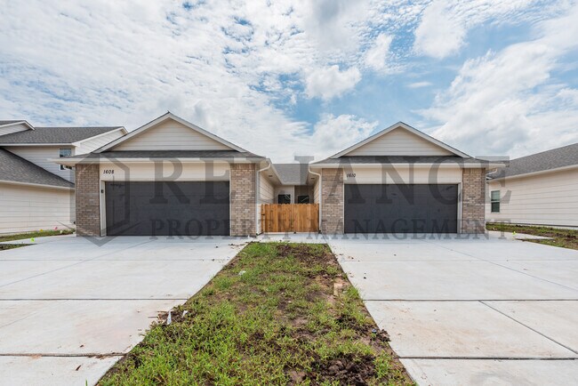 Photo - 1608 S Limuel Cir Townhome