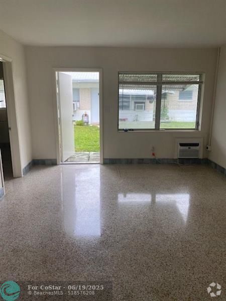 Building Photo - 305 SW 9th Ave Unit 2 Rental