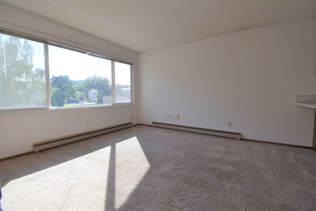 Building Photo - Nice split-level apartment with carport! Unit C