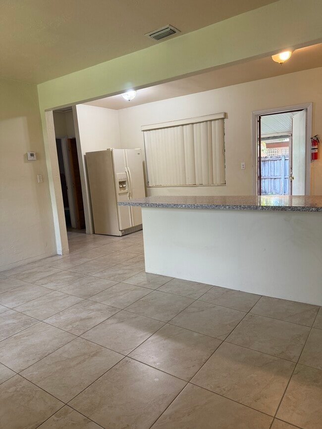 Living Great room - 670 NE 132nd St Unit Beautiful 1-Bedroom
