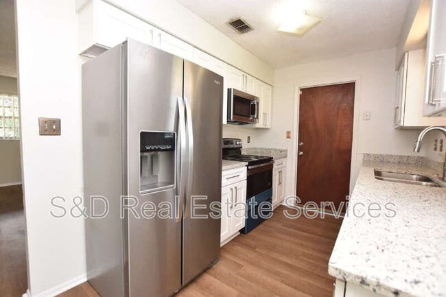 Photo - 1015 E Tee Cir