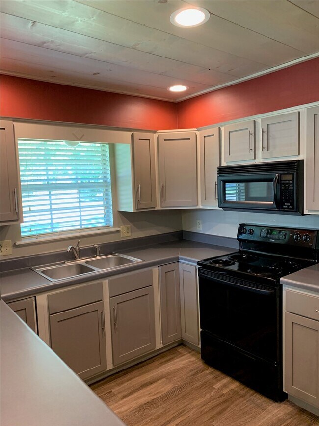 Photo - 461 N Garrett St