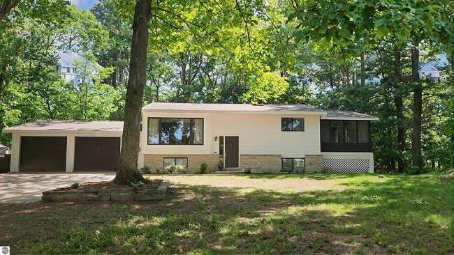 Building Photo - 1408 Lake Dr Rental