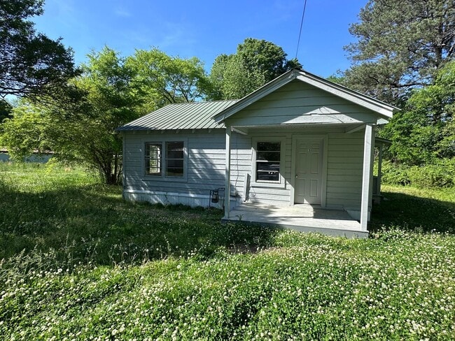 Building Photo - 1 Bedroom- 1 Bathroom- (with bonus room) House in Shannon!