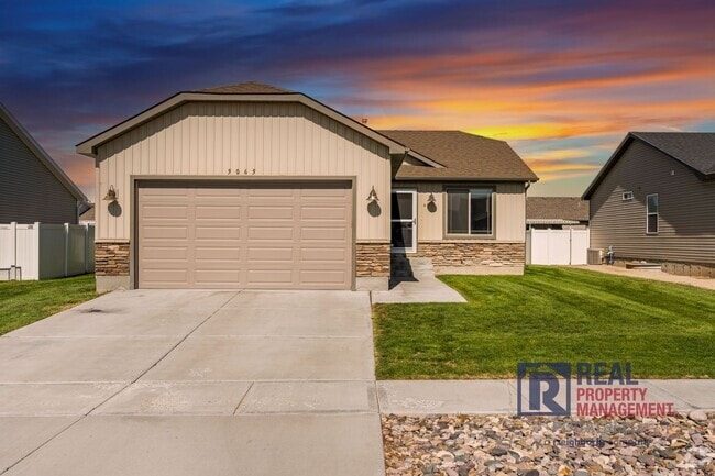 Building Photo - Beautiful 3 bed 2 bath house - 2 car Garage