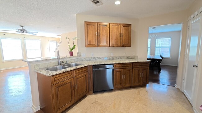 Photo - 2843 Oakland Brook St