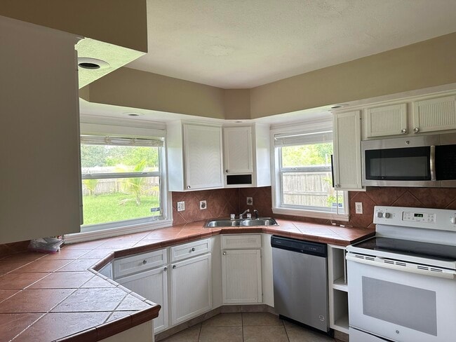 Photo - 383 SW Tulip Blvd