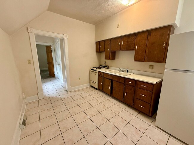 Building Photo - 910 S 6th Ave Unit Upper Rental