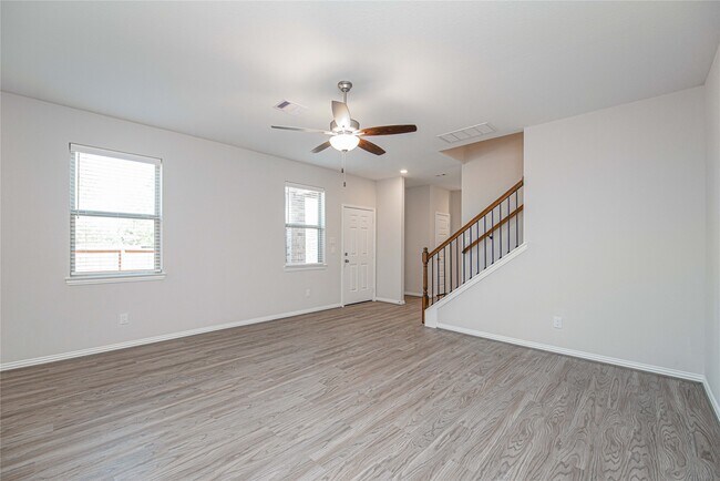 Photo - 107 Silver Sky St