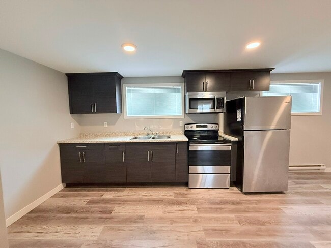 Building Photo - 88 Grand Ave E Unit 2