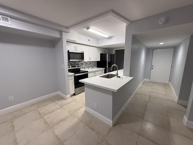 Building Photo - 5760 Rock Island Rd Unit 309