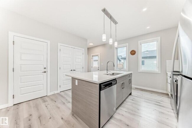 Photo - 6536 Chappelle Vis S W