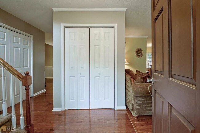 Photo - 102 Oak Newel