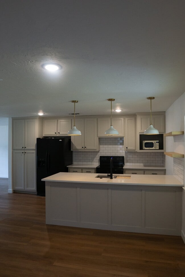 Photo - 737 Hallvale Dr