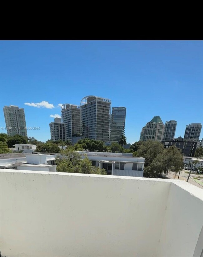 Building Photo - 3051 SW 27th Ave Unit 402