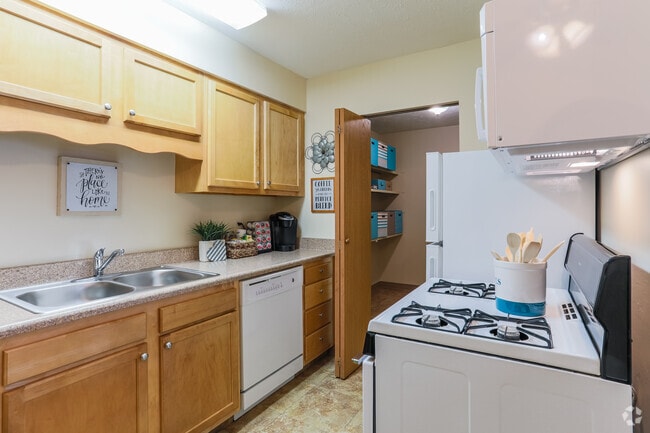 2BR, 1BA - 850 SF