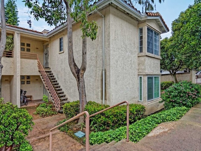 Building Photo - Sunny Top Floor 2 bedroom 2 bath Condo Wit... Unit 260